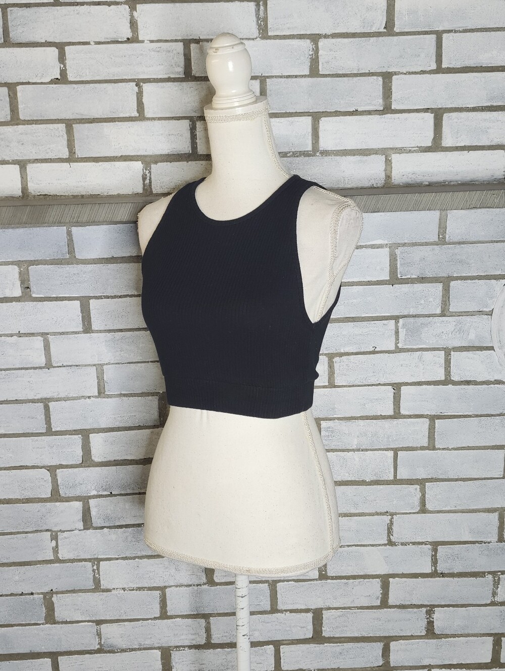• Zara Women's Sleeveless Ribbed Crew Neck Crop Top Size Small Black